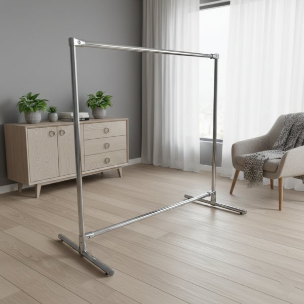 Nowoczesny, wolnostojący stojak na ubrania w domowej aranżacji