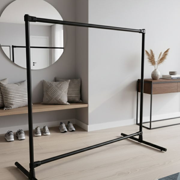 Minimalistyczny wieszak stojący w stylu loft. Czarny stojak podłogowy do otwartej garderoby.