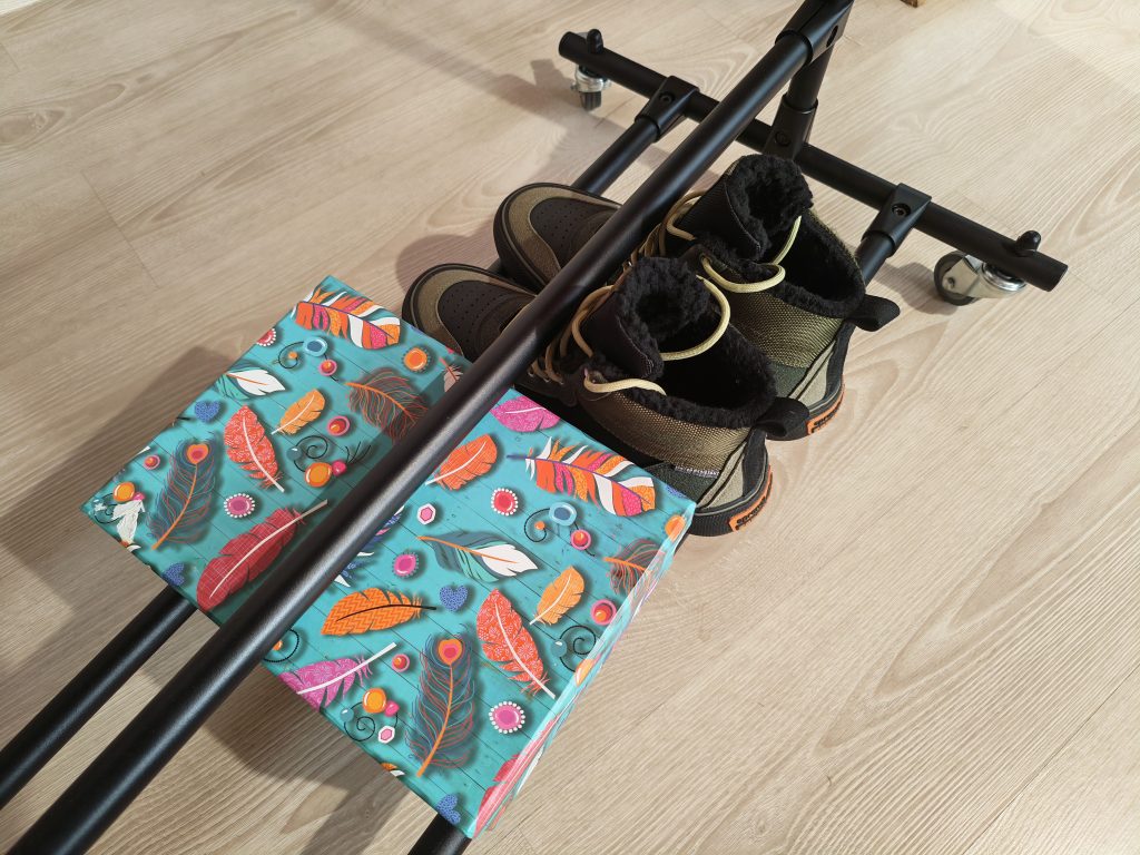 Stojak na kółkach czarny